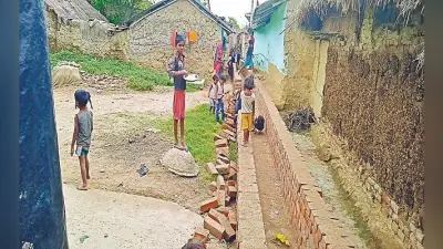 गली-नाली योजना: घटिया साम्रगी के इस्तेमाल पर बुरे फंसे मुखिया जी, ग्रामीणों से भिड़ंत, दो घायल