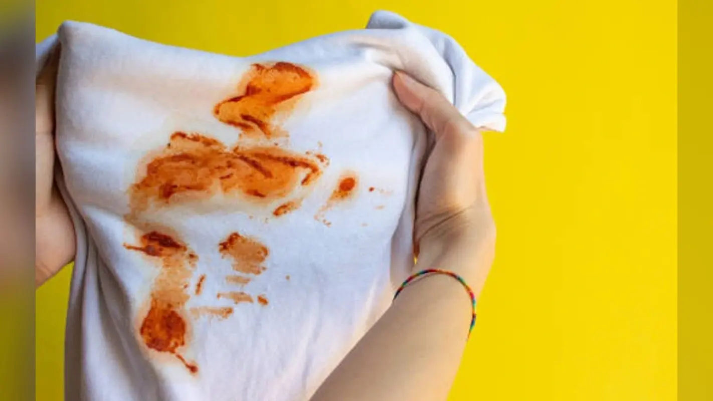 White Clothes Stain Remove Tips: बारिश में सूती कपड़ों पर लगे कीचड़ के दाग कैसे हटाएं?