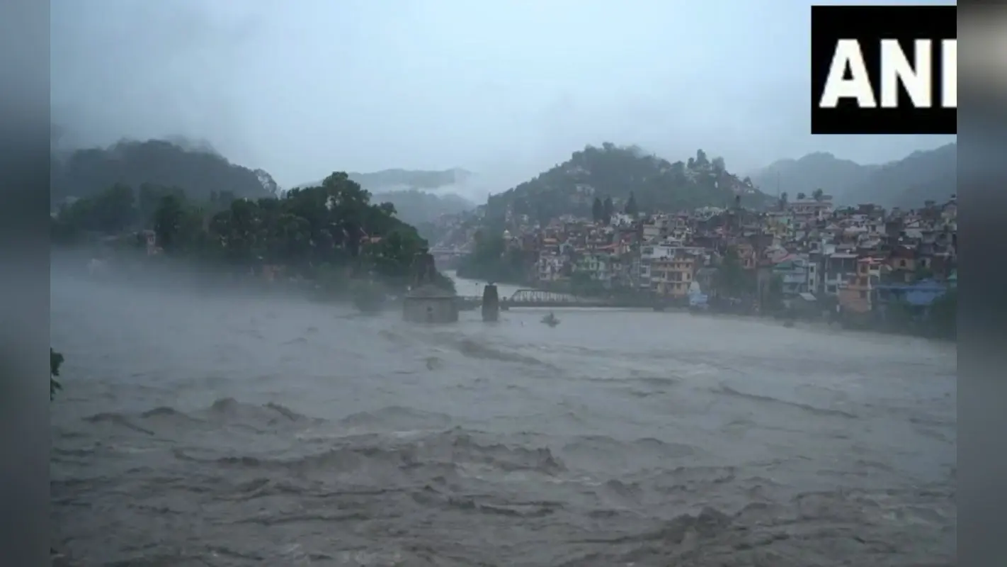 Weather: मूसलाधार बारिश और लैंडस्लाइड ने हिमाचल में मचाई तबाही, 5 लोगों की मौत, बह गई दुकानें और गाड़ियां