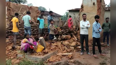 लोहरदगा में सो रहे परिवार पर गिरा मकान, पांच दबे, दो की हालत गंभीर