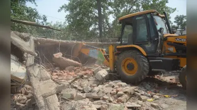 पटना में अतिक्रमण पर चला बुलडोजर, विकास भवन के सामने तोड़ी गई अवैध दुकानें, लोगों में आक्रोश