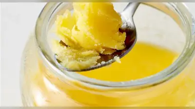 Disadvantages Of Ghee: हर डिश में डालते हैं घी? न्यूट्रिशनिस्ट से जानें ऐसा करना सही है या गलत