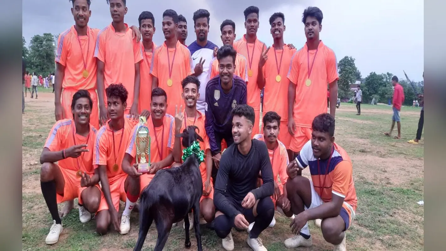 सिमडेगा : घोचो टोली की टीम ने नूर स्पोटिंग को 3-0 से शिकस्त देकर जीता फुटबॉल टूर्नामेंट