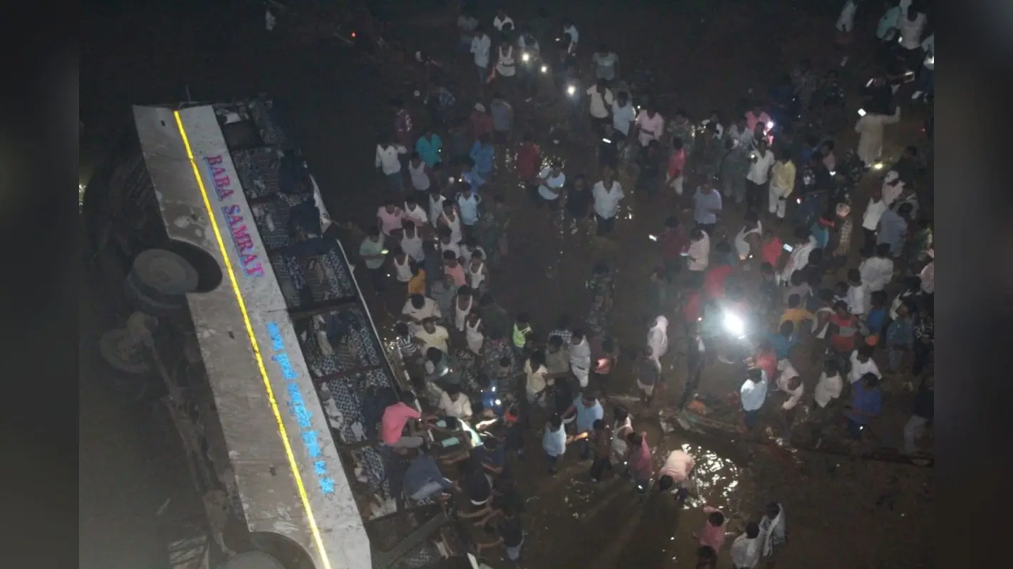 झारखंड: गिरिडीह में यात्री बस नदी में पलटी, तीन यात्रियों की मौत, 20 घायल, सीएम हेमंत सोरेन ने जताया दु:ख