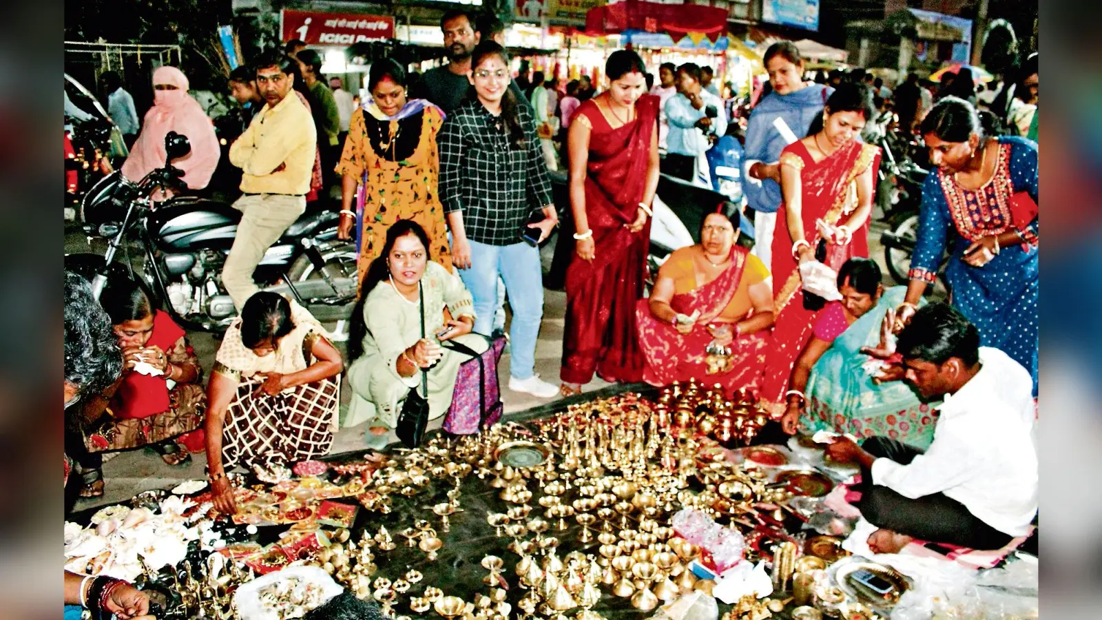Dhanteras 2022: गिरिडीह के बाजार में खरीदारों की उमड़ी भीड़, दुकानदारों के चेहरे खिले, देखें Pics