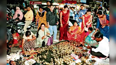 Dhanteras 2022: गिरिडीह के बाजार में खरीदारों की उमड़ी भीड़, दुकानदारों के चेहरे खिले, देखें Pics