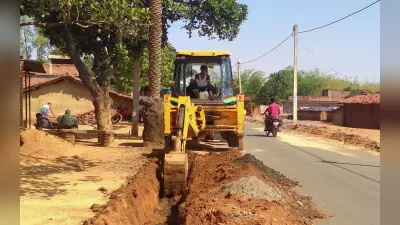नल जल योजना में खानापूर्ति, गिरिडीह के गांडेय क्षेत्र में ढाई की जगह डेढ़ फीट गड्ढे में बिछायी जा रही पाइप