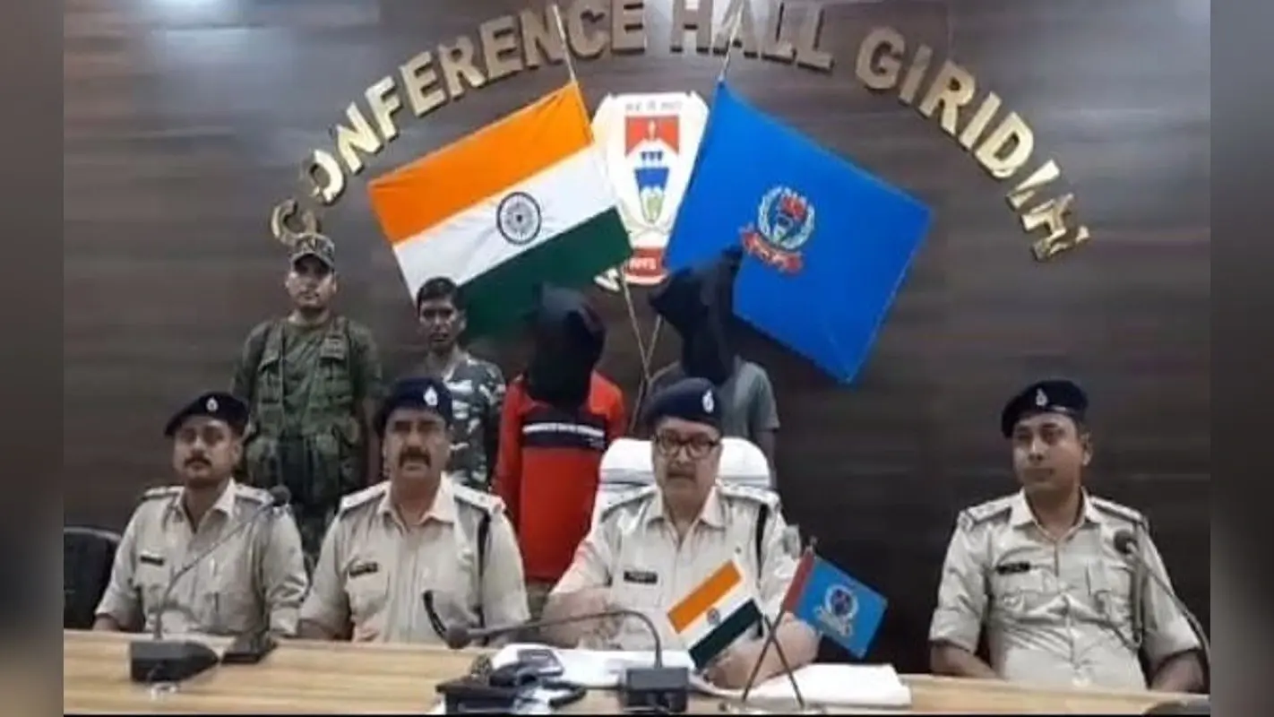 झारखंड : गिरिडीह के खंडोली पर्यटन स्थल में लूटपाट की योजना बनाते दो आरोपी गिरफ्तार, बाइक सहित हथियार बरामद