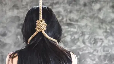 साड़ी पहन गांव की गलियों में स्केटिंग करते हुए 11 साल की बच्ची कोरोना टीके को लेकर कर रही जागरूक