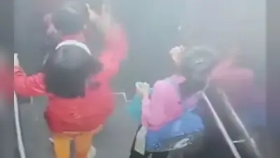 सोसाइटी की लिफ्ट में फंसी तीन बच्चियां, 25 मिनट बाद निकाली गयी बाहर, देखें CCTV वीडियो