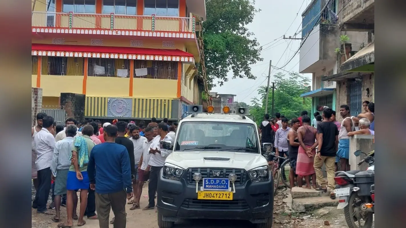 झारखंड: गोड्डा में दिनदहाड़े लाखों के जेवरात की लूट, विरोध करने पर पीटा, फायरिंग कर हुए फरार, एक अपराधी अरेस्ट