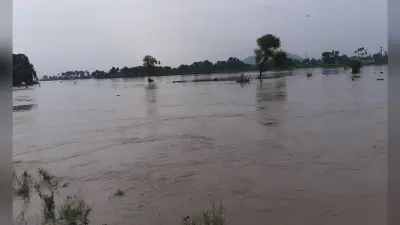 भारी बारिश होने के कारण नदियों का बढ़ा जलस्तर, घरों में घुसा रमजान नदी का पानी