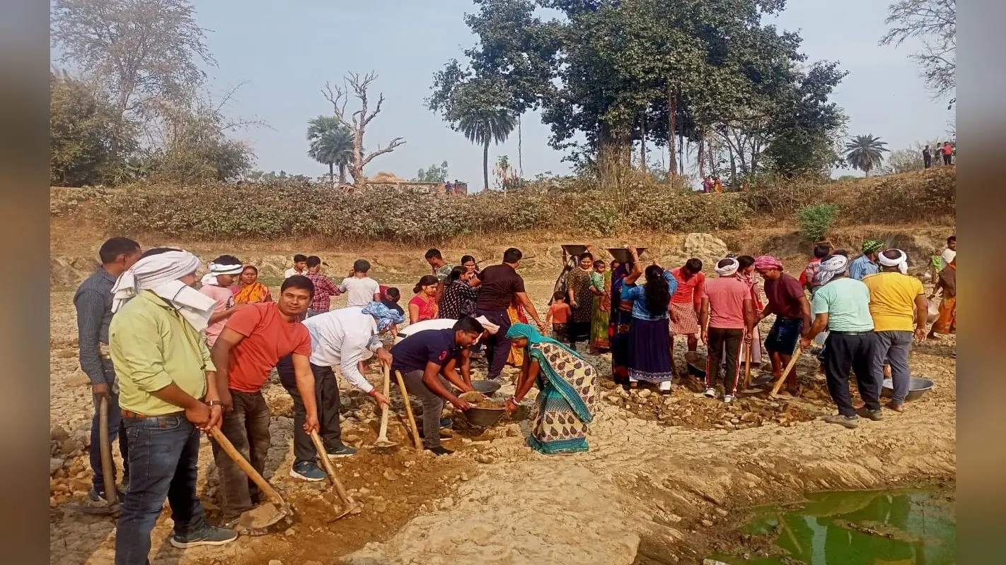 झारखंड : कुदाल और टोकरी थाम तालाब साफ करने में जुटी गोड्डा की सैकड़ों महिलाएं, जमकर हुई तारीफ