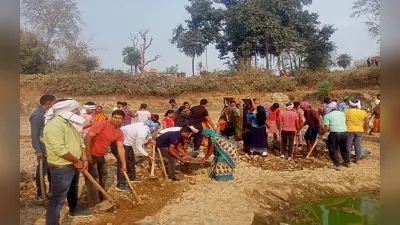 झारखंड : कुदाल और टोकरी थाम तालाब साफ करने में जुटी गोड्डा की सैकड़ों महिलाएं, जमकर हुई तारीफ