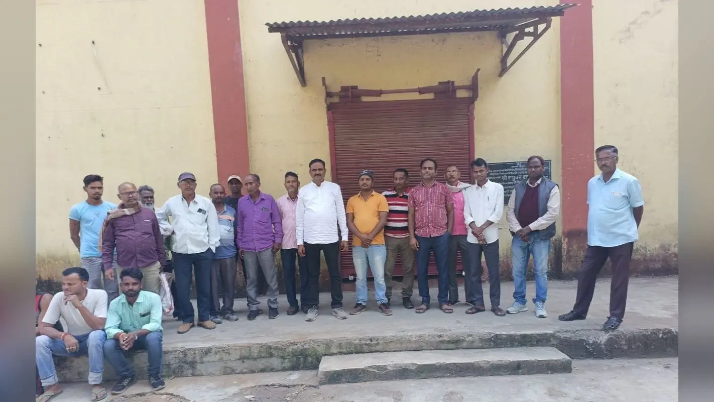 झारखंड में दो माह का राशन नहीं मिलने से लाभुकों में आक्रोश, गोदाम बंद, संचालक भी थे नदारद