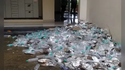 गोला के कोविड सेंटर में साइकिल से भर्ती होने पहुंचा कोरोना संक्रमित, व्यवस्था पर उठे सवाल, सेंटर में गंदगी का है अंबार