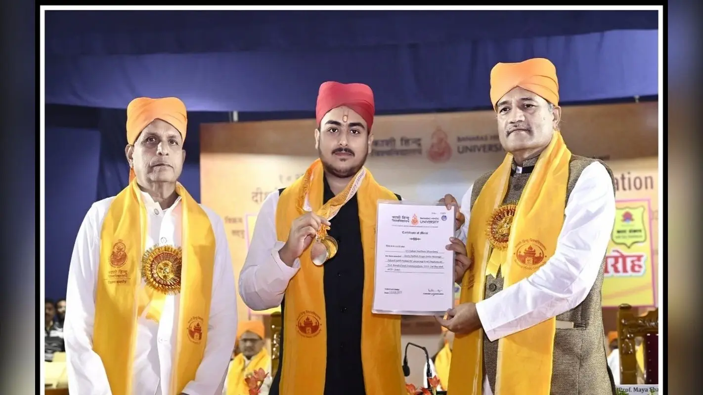 BHU के दीक्षांत समारोह में पलामू के विद्या वैभव भारद्वाज को मिला गोल्ड मेडल, कवि के रूप में है इनकी पहचान