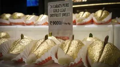9,000 प्रति किलो बिक रही ये Gold Sweet, सूरत के मिठाई दुकानदार ने की लांच, जानें आयुर्वेद में क्यों सोने को कहा जाता सेहतवर्धक