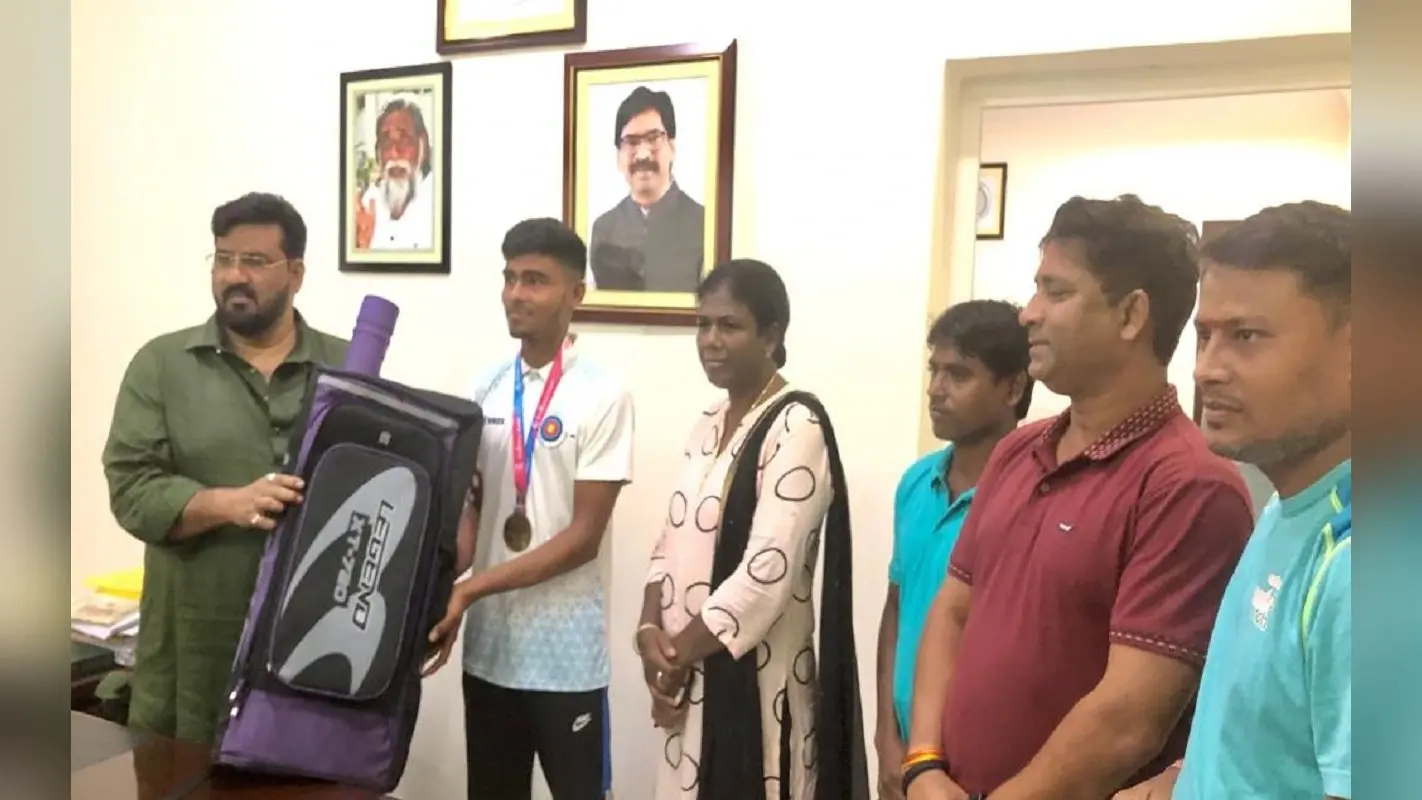 झारखंड के खेल मंत्री हफीजुल हसन ने स्वर्ण पदक विजेता आर्चर गोल्डी मिश्रा को रिकर्व राउंड का दिया तीर-धनुष