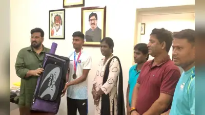 झारखंड के खेल मंत्री हफीजुल हसन ने स्वर्ण पदक विजेता आर्चर गोल्डी मिश्रा को रिकर्व राउंड का दिया तीर-धनुष