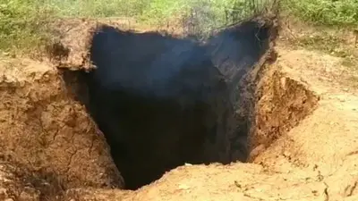 धनबाद के लोदना में बीच सड़क पर बना 12 फीट का लंबा गोफ, गैस रिसाव से लोगों में दहशत