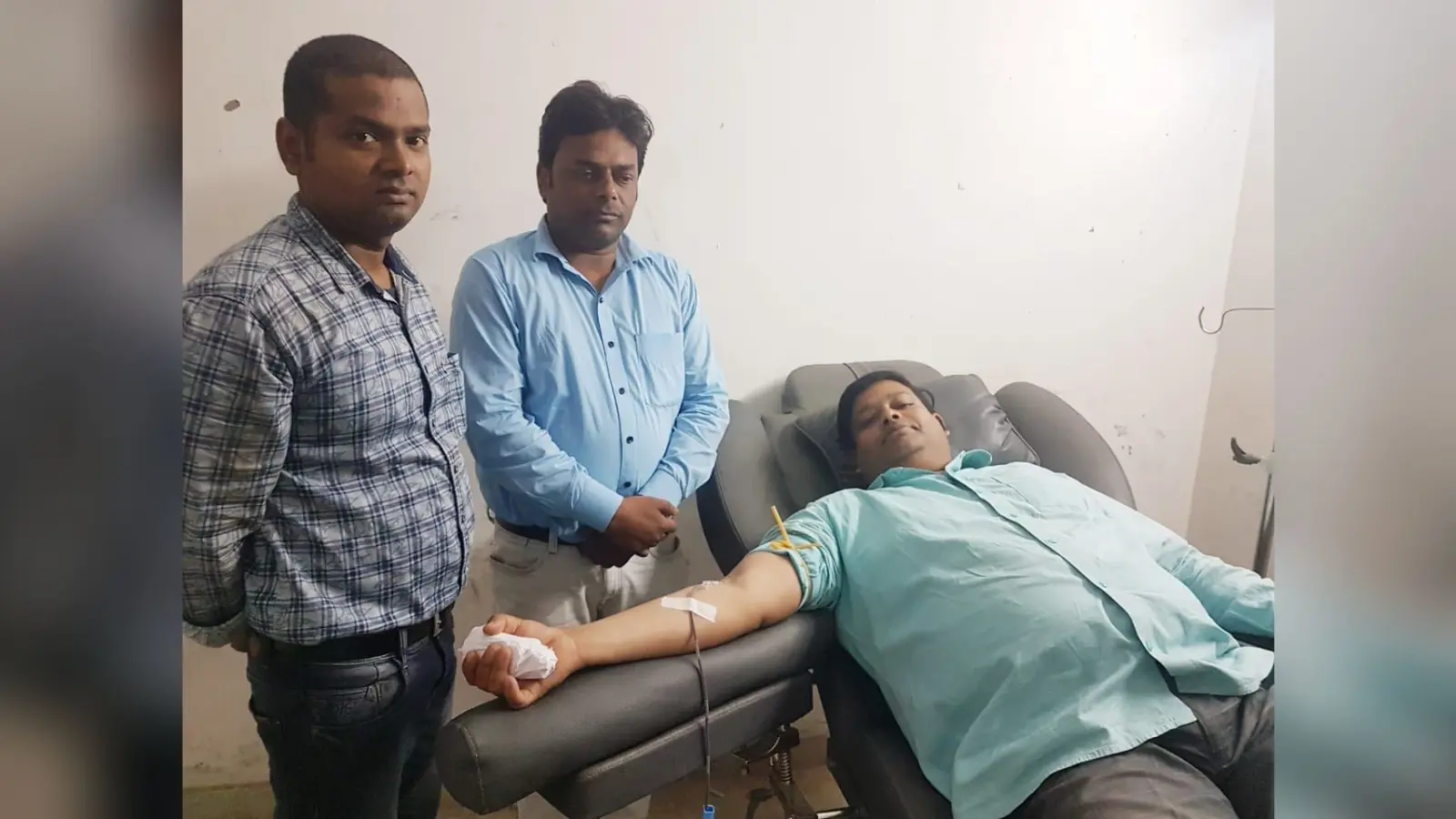 हौसले को सलाम : कोरोना वायरस के खौफ के बीच बिहार के पवन ने 53वीं बार किया रक्तदान