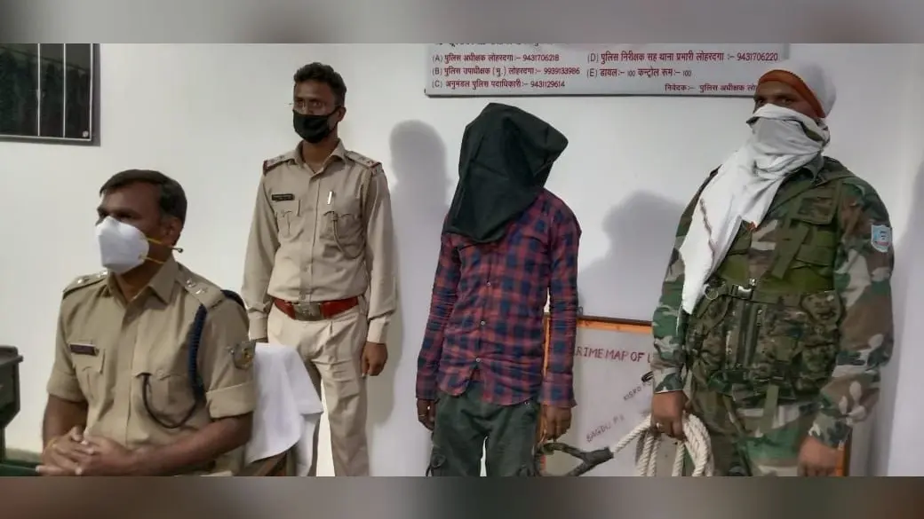 लोहरदगा में मोबाइल दुकान में चोरी करने वाला आरोपी धराया