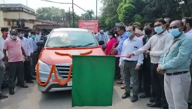 Gorakhpur News: गोरखपुर में घर-घर लगेगी वैक्सीन, 30 मोबाइल वैक्सीनेशन वैन को हरी झंडी दिखाकर किया गया रवाना