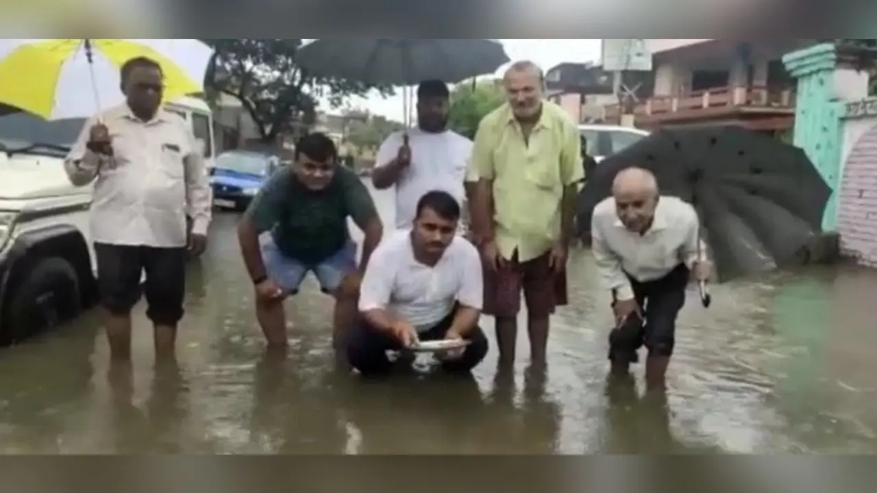 गोरखपुर के बेतियाहाता वार्ड में जलभराव देख पार्षद ने की नाली की आरती, नगर आयुक्त और मेयर को दिया धन्यवाद