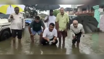 गोरखपुर के बेतियाहाता वार्ड में जलभराव देख पार्षद ने की नाली की आरती, नगर आयुक्त और मेयर को दिया धन्यवाद