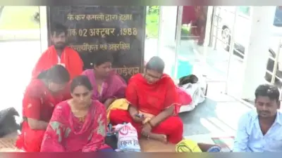 Gorakhpur News: अपनी मांगों को लेकर टाउन हॉल गांधी प्रतिमा पर 12 दिनों से धरने पर बैठे हैं दुकानदार