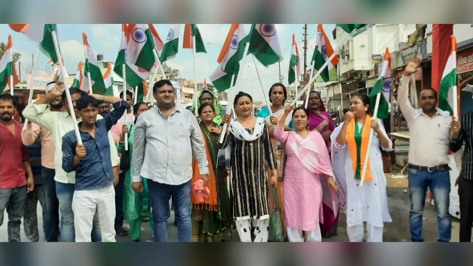 गोरखपुर में किन्नर समाज ने की तिरंगा यात्रा, झंडा बांटकर लोगों से की आजादी का अमृत महोत्सव मनाने की अपील