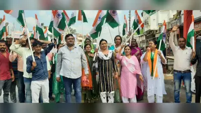 गोरखपुर में किन्नर समाज ने की तिरंगा यात्रा, झंडा बांटकर लोगों से की आजादी का अमृत महोत्सव मनाने की अपील