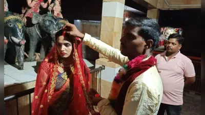 UP News: बाढ़ देख रहे दंपत्ति को ग्रामीणों ने समझा बच्चा चोर, ड्राइवर समेत की पिटाई, पूछताछ में जुटी पुलिस