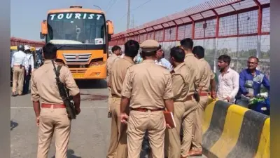 बरेली में जनप्रतिनिधियों और अफसरों की बेरुखी के बाद उठाया गया अनूठा कदम, श्रद्धालुओं ने खुद बनाया रास्ता