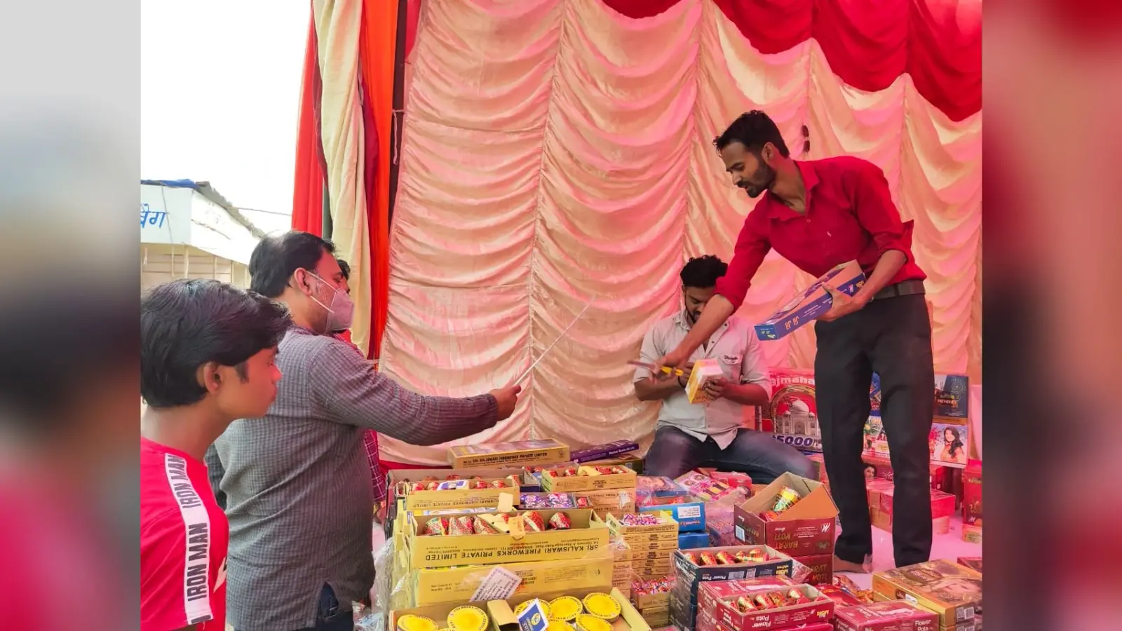 Diwali 2021: गोरखपुर के बाजारों में तलाशते रह जाओगे ग्रीन पटाखा, दुकानदार तक हैं अंजान