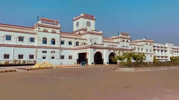 गोरखपुर रेलवे जंक्शन पर पॉड होटल को मंजूरी, यात्रियों को मिलेंगी आधुनिक सुविधाएं, जानें क्यों होता है खास