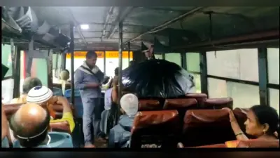 आखिर क्यों गोरखपुर रोडवेज की बस में छाता लगाकर यात्रा करने को मजबूर हैं यात्री? मानसून ने खोली पोल