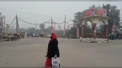 Gorakhpur News: गोरखपुर में सर्द हवाओं ने बढ़ाई ठिठुरन, कोहरे से थमी बसों की रफ्तार, परेशान दिखे यात्री
