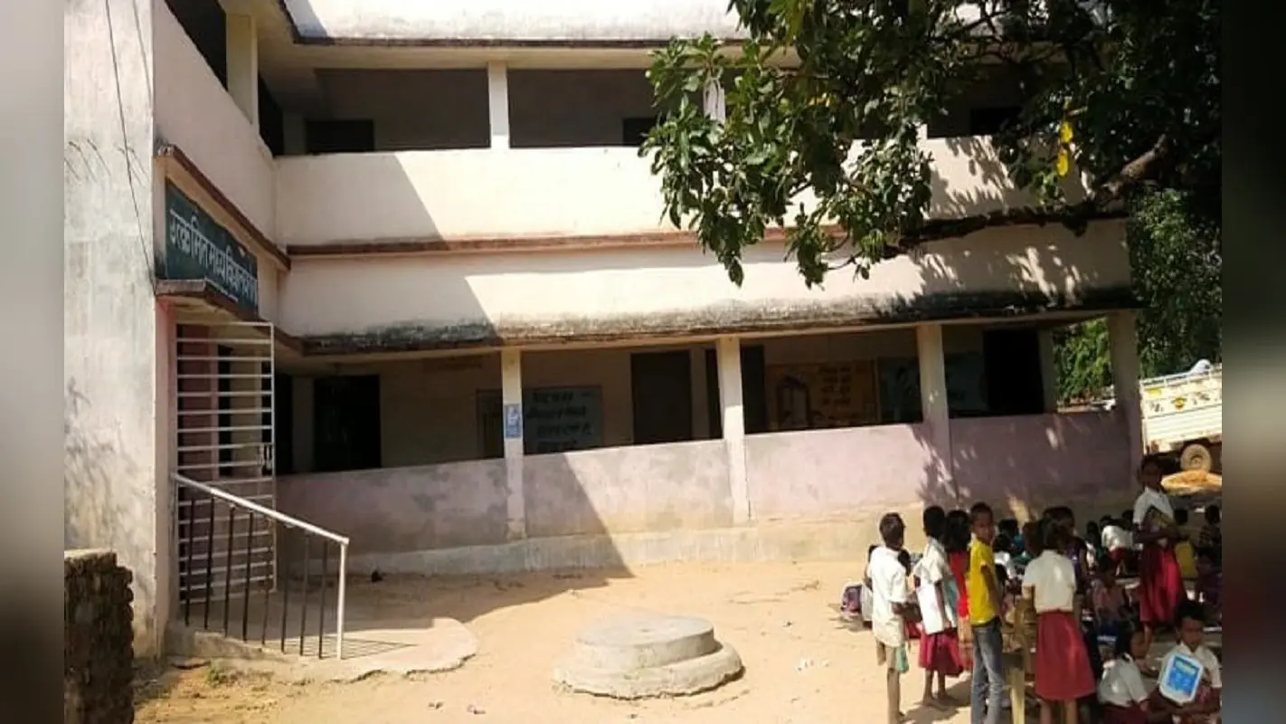 Jharkhand News: झारखंड के इस सरकारी स्कूल में पेयजल को तरस रहे बच्चे, मिड डे मील में भी हो रही परेशानी