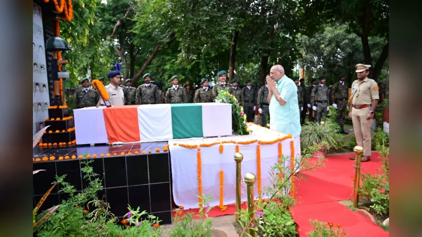 PHOTOS: राज्यपाल सीपी राधाकृष्णन व सीएम हेमंत सोरेन ने IED ब्लास्ट में शहीद जवान राजेश कुमार को दी श्रद्धांजलि