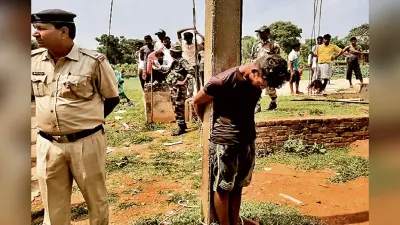 धनबाद में दो युवकों ने धार्मिक स्थल में की तोड़फोड़, ग्रामीणों ने आरोपी को खंभे में बांध कर पीटा
