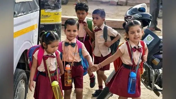 School Reopen in Bihar: स्कूलों में फिजिकल के साथ साथ होंगे ऑनलाइन क्लास, ऑड- इवन रोल नंबर के हिसाब से आयेंगे स्टूडेंट्स, जानिये स्कूल की तैयारी