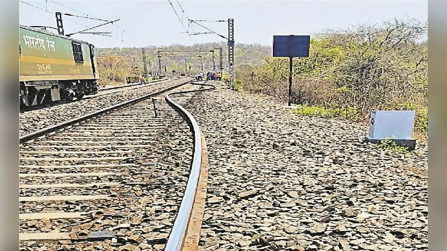 बिहार में प्रचंड गर्मी से टेढ़ी हो गयी रेल की पटरी, बच गयी हटिया-पटना एक्सप्रेस, तीन घंटे तक फंसी रहीं ट्रेन