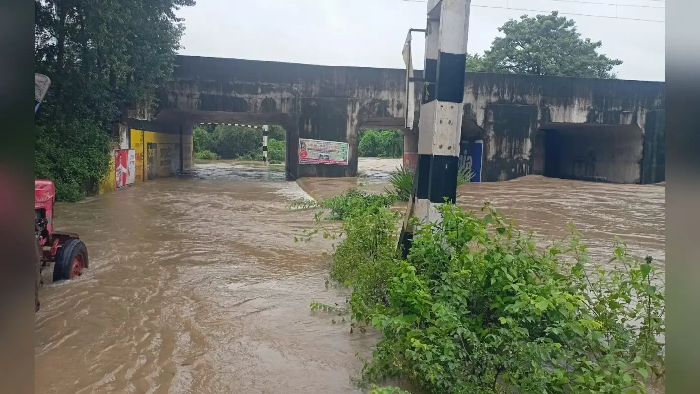 भारी बारिश से साहिबगंज के राजमहल-तीनपहाड़ मुख्य सड़क पर चार घंटे से परिचालन बाधित, तीन घरों के गिरे दीवार