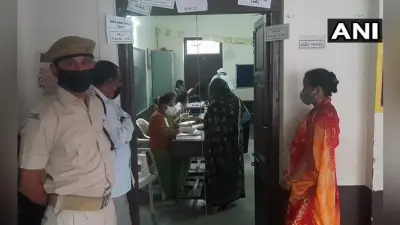 Gujarat Local Body Election 2021 : गुजरात निकाय चुनाव में हिंसा, दाहोद में तोड़ी गयी ईवीएम, पथराव के बाद विरमगाम में लाठीचार्ज