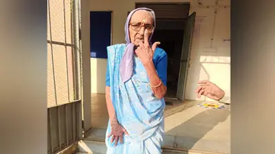 Gujarat Elections 2022 Voting: उमरगाम में 100 साल की उम्र में वोट देने पहुंची कामुबेन लालाभाई पटेल