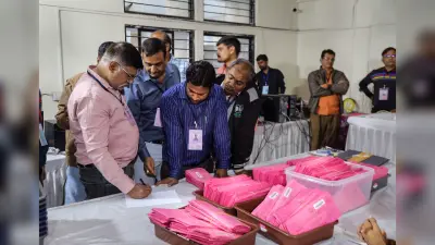Gujarat Elections Counting: गुजरात में मतगणना जारी, जीत की ओर बीजेपी, देखें ताजा तस्वीरें