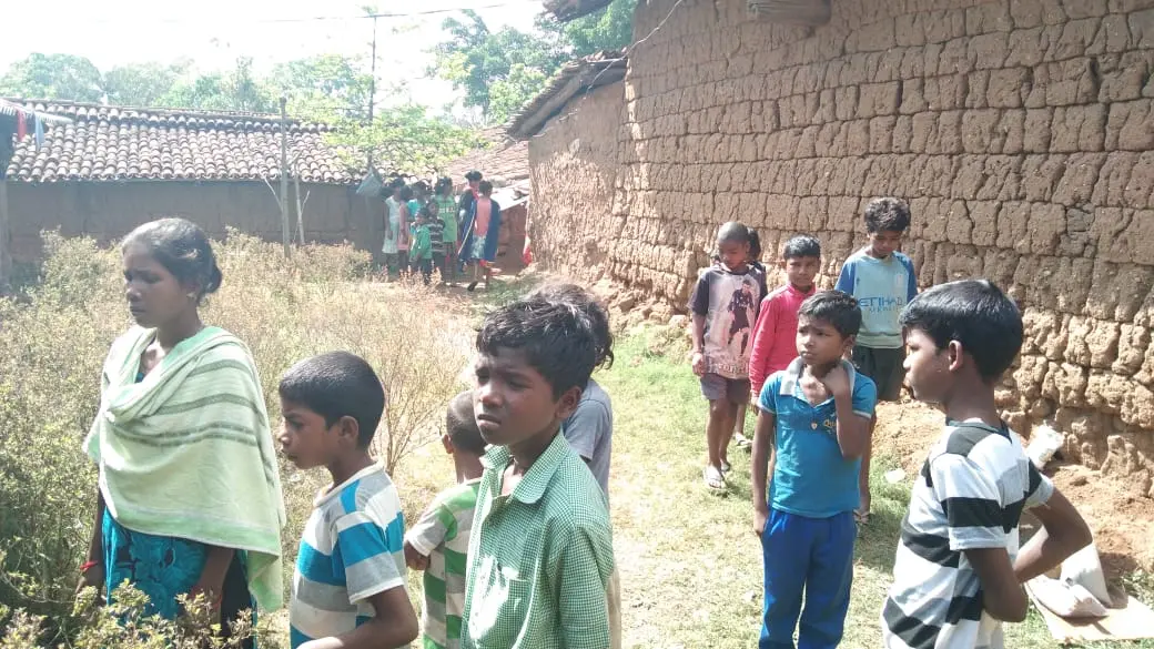 गुमला की आदिवासी बेटी ने दिखायी हिम्मत, परिवार को बचाने के लिए टांगी लेकर भिड़ गयी नक्सलियों से
