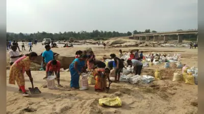 हीरादह नदी में डूबे 3 युकों का 72 घंटे बाद भी नहीं मिला कोई सुराग, परिजनों ने की बोरा बांध बनाने की मांग